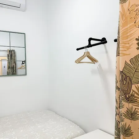 Cozy Budget 2br With Ac, 1 Bath, Private Parking Opt *