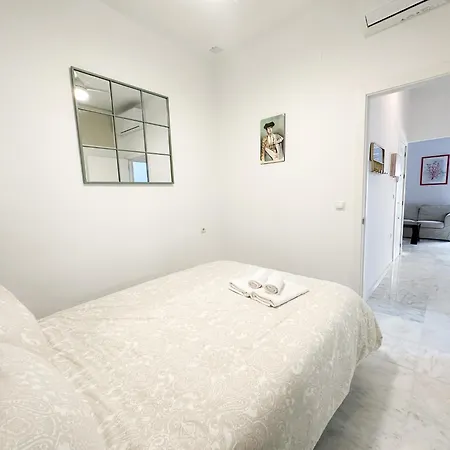 Cozy Budget 2br With Ac, 1 Bath, Private Parking Opt * Sevilla
