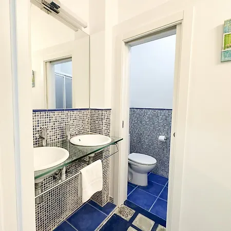 Cozy Budget 2br With Ac, 1 Bath, Private Parking Opt *