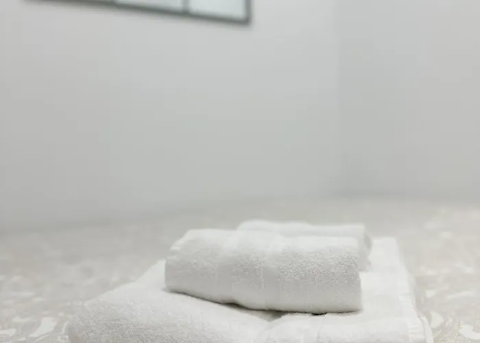 Cozy Budget 2br With Ac, 1 Bath, Private Parking Opt Siviglia