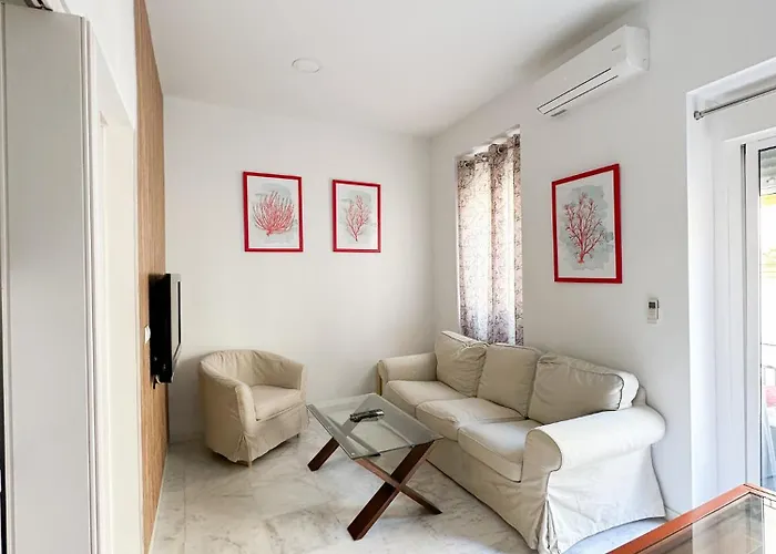 Cozy Budget 2br With Ac, 1 Bath, Private Parking Opt Siviglia