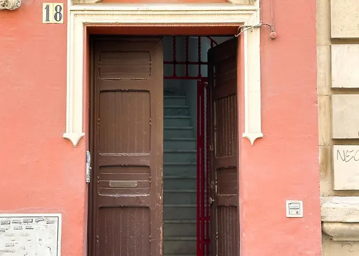 Cozy Budget 2br With Ac, 1 Bath, Private Parking Opt Siviglia