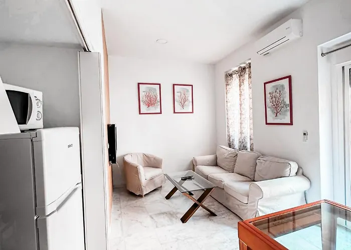 Cozy Budget 2br With Ac, 1 Bath, Private Parking Opt * Siviglia