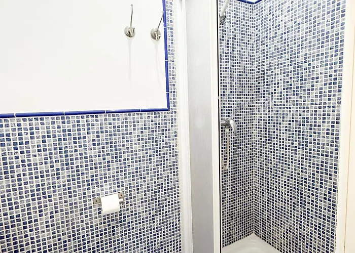 Cozy Budget 2br With Ac, 1 Bath, Private Parking Opt