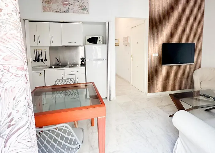 Cozy Budget 2br With Ac, 1 Bath, Private Parking Opt Appartamento *