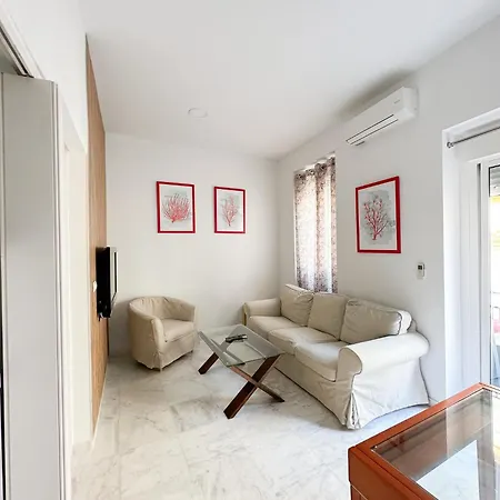 Cozy Budget 2br With Ac, 1 Bath, Private Parking Opt Seville