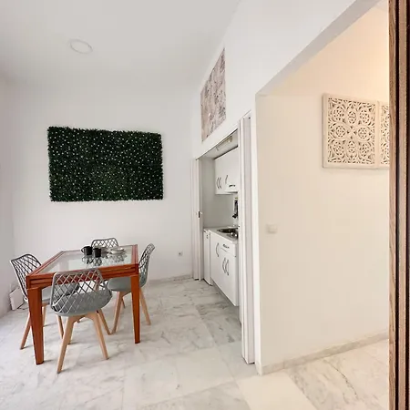 Cozy Budget 2br With Ac, 1 Bath, Private Parking Opt *