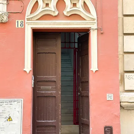 Cozy Budget 2br With Ac, 1 Bath, Private Parking Opt Seville