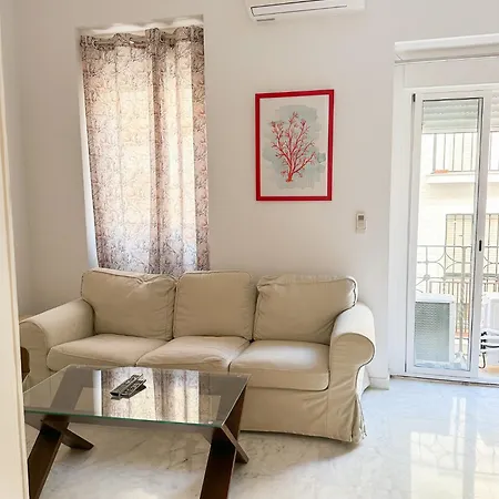 Cozy Budget 2br With Ac, 1 Bath, Private Parking Opt