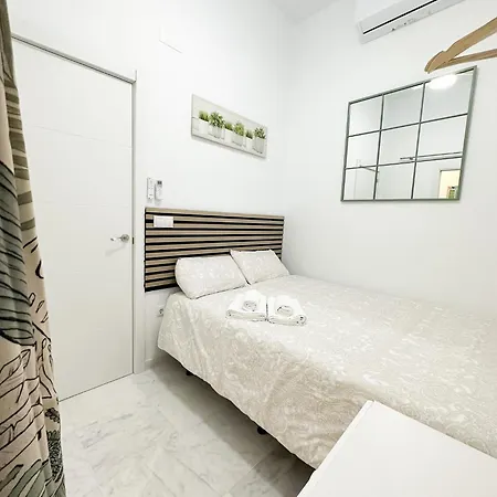 Cozy Budget 2br With Ac, 1 Bath, Private Parking Opt Apartment Seville