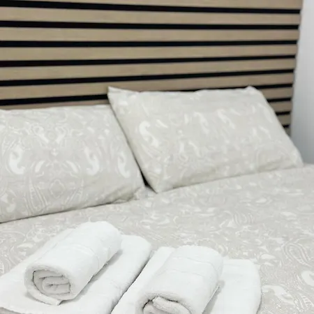 Cozy Budget 2br With Ac, 1 Bath, Private Parking Opt *