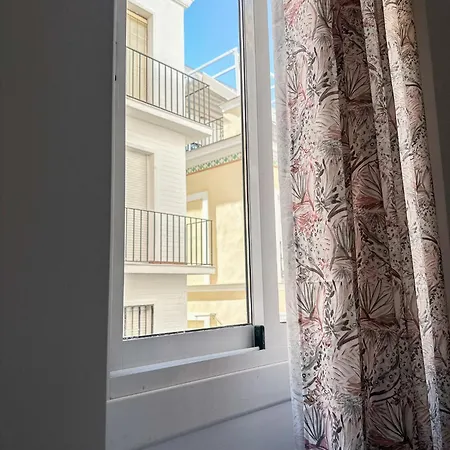 Cozy Budget 2br With Ac, 1 Bath, Private Parking Opt Apartment