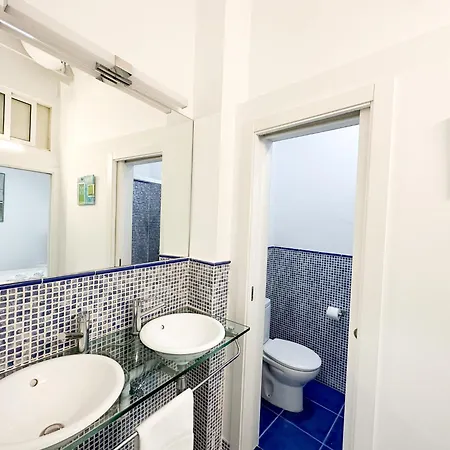 Cozy Budget 2br With Ac, 1 Bath, Private Parking Opt Seville