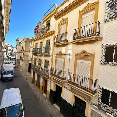 Cozy Budget 2br With Ac, 1 Bath, Private Parking Opt Seville